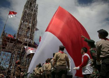 Bendera 1000 Meter Persegi Berhasil Dibentangkan Pada Tiang Bambu Pioneering
