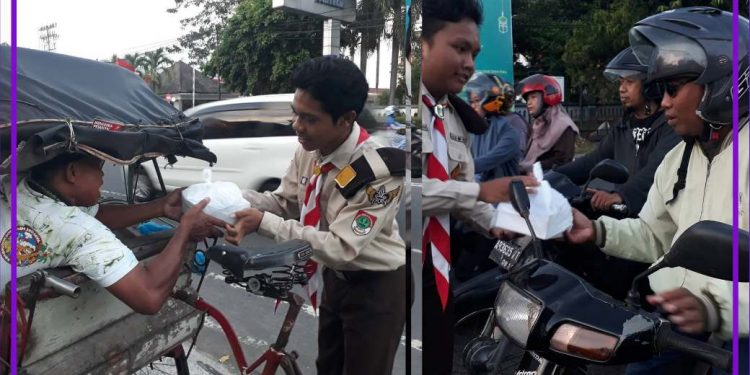 Pramuka SMAIT Abu Bakar Yogyakarta Berbagi Takjil