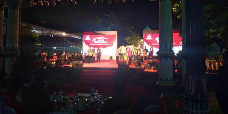 Kwarda DIY Menerima Piagam Penghargaan Penyelenggara Bulan Pancasila dari HB X