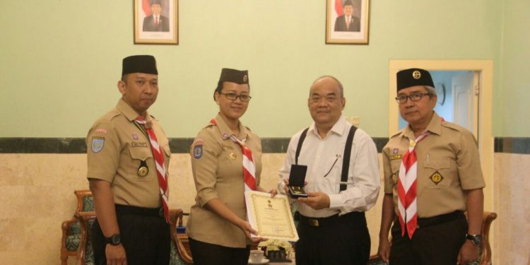 KGPAA Paku Alam X Mendapatkan Penghargaan Lencana Darma Bakti