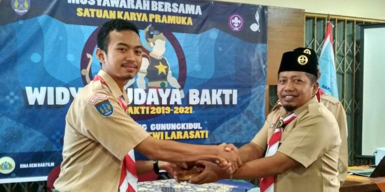 Penyerahan Palu Sidang Tanda Dibukanya Musyawarah Saka Widya Budaya Bakti Kwartir Cabang Gunungkidul 2019