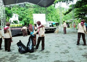 Aksi Bersih Lingkungan Pramuka Peduli Kwarcab Bantul di Goa Selarong
