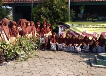 Aksi Peduli Lingkungan Pramuka MTsN 7 Bantul di Hari Baden Powell ke-162
