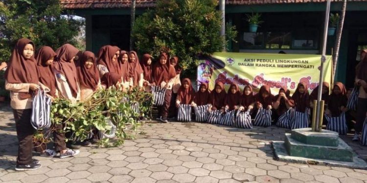 Aksi Peduli Lingkungan Pramuka MTsN 7 Bantul di Hari Baden Powell ke-162