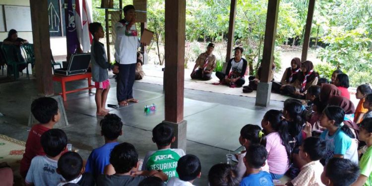 FOTO : Trauma Healing dan Distribusi Bantuan Pramuka Kwarcab Bantul di Wukirsari