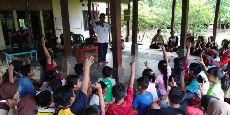 FOTO : Trauma Healing dan Distribusi Bantuan Pramuka Kwarcab Bantul di Wukirsari