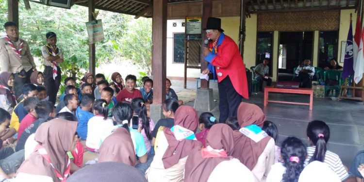 FOTO : Trauma Healing dan Distribusi Bantuan Pramuka Kwarcab Bantul di Wukirsari