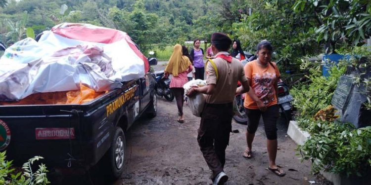 FOTO : Trauma Healing dan Distribusi Bantuan Pramuka Kwarcab Bantul di Wukirsari