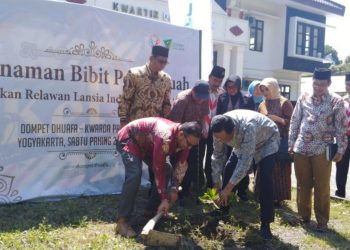 FOTO : Penanaman Sawo Kecik di Halaman Kwarda DIY
