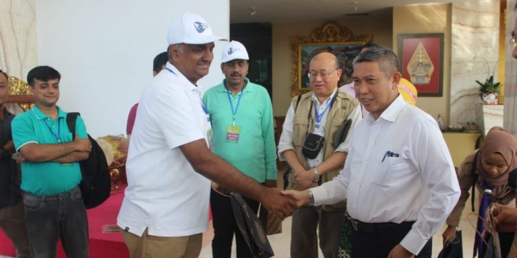 Pimpinan Kwarnas Memberikan Souvenir Batik kepada Peserta Yogyakarta Social Visit APES