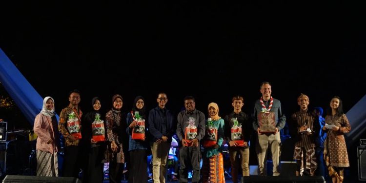Kak GKR Mangkubumi Menyampaikan Kenang-Kenangan Kepada Perwakilan Kontingen Daerah