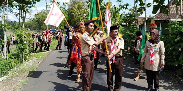 Penyerahan Pataka Pengembara dari Ka Kwarcab kepada Komandan Jalan Tandai Pemberangkatan Peserta PWD XXXI Kwarcab Gunungkidul
