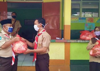 Kak Totok Sudarto Bagikan Ratusan Paket Sembako untuk 6 Kwarran di Wilayah Kwarcab Bantul