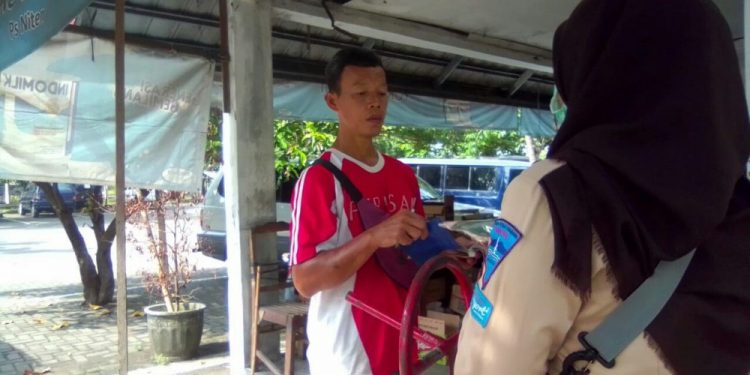 Kwarcab Bantul Bagikan Masker di Pasar Niten dan Pasar Ngangkruk