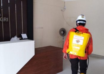 Wisma Singgah Tenaga Kesehatan DIY Disemprot Disinfektan oleh Tim Pramuka Peduli