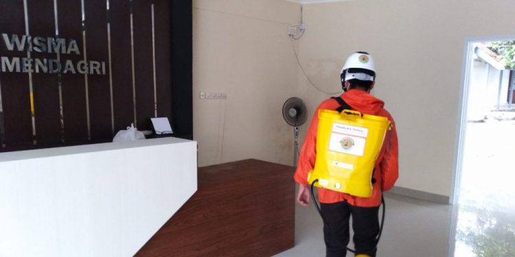 Wisma Singgah Tenaga Kesehatan DIY Disemprot Disinfektan oleh Tim Pramuka Peduli