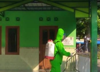 Pasukan Pramuka Jonggrang Lakukan Penyemprotan Disinfektan dan Pembagian Masker di 16 SD