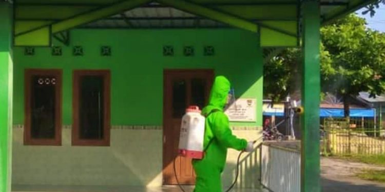 Pasukan Pramuka Jonggrang Lakukan Penyemprotan Disinfektan dan Pembagian Masker di 16 SD