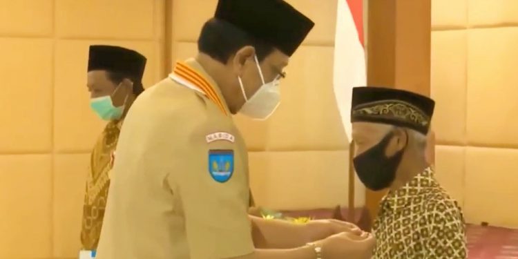 Mbah Rois dan Pak Kodir Menerima Penghargaan Lencana Wiratama yang Disematkan Langsung oleh Kamabida DIY