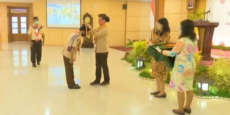 Kak GKR Mangkubumi Sematkan Lencana Melati dan Lencana Darma Bakti kepada Para Penerima