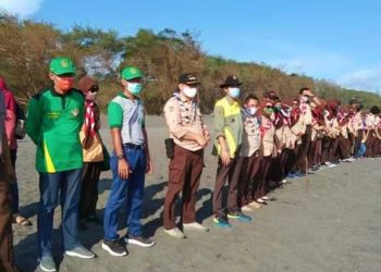 Saka Kalpataru dan Saka Wanabakti Menggelar Aksi Pelepasan Tukik di Pantai Goa Cemara