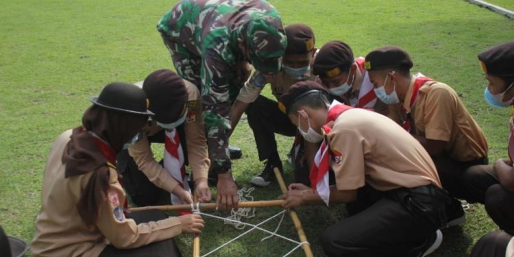 FOTO : Saka Wira Kartika Sleman Berlatih Krida di Lapangan Upacara Kodim 0732