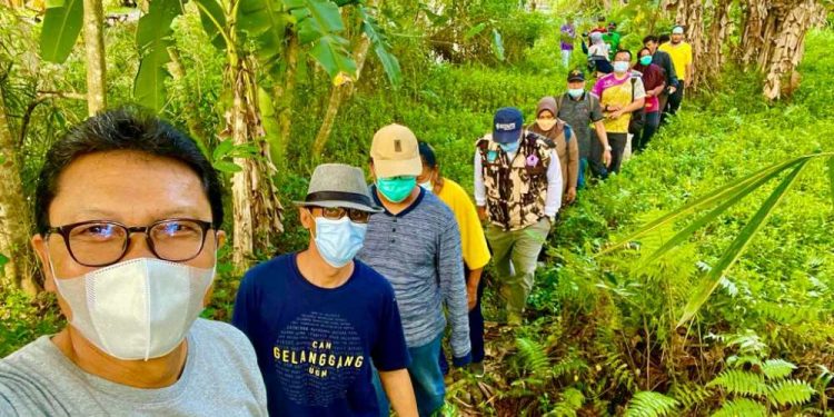 Penuh Semangat, Anggota Koperasi Pandu Usaha Sejahtera Kwarda DIY Susuri Jalur Trekking Buper Babarsari