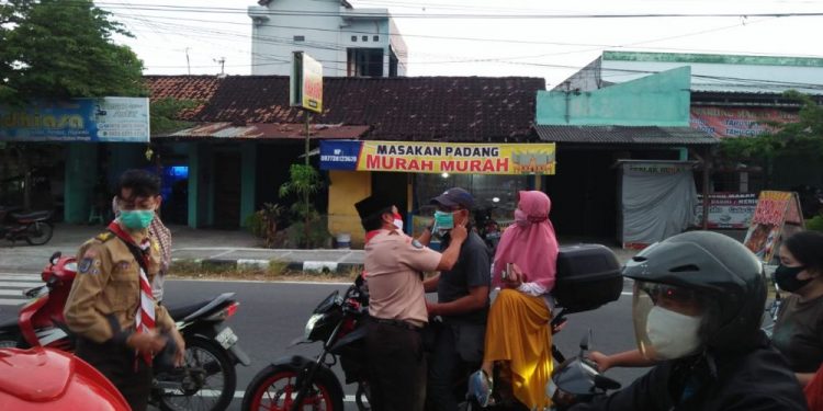 Kunjungan Karya Bakti Lebaran 2021, Tim Kwarda DIY Bagikan Masker bersama Pramuka Peduli Kwarcab Kulon Progo
