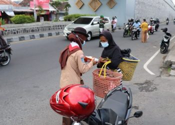 Saka Wira Kartika Kodim 0732/Sleman Berbagi Takjil di Seputar Terminal Jombor