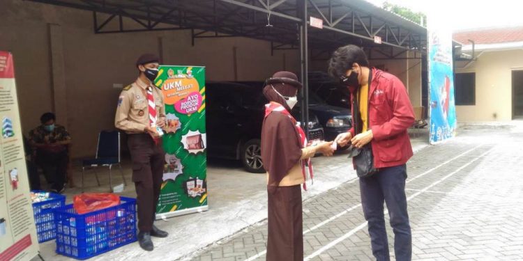 Pramuka DIY Distribusikan Susu Bantuan dari Dinas Koperasi dan UKM DIY kepada Peserta Vaksinasi