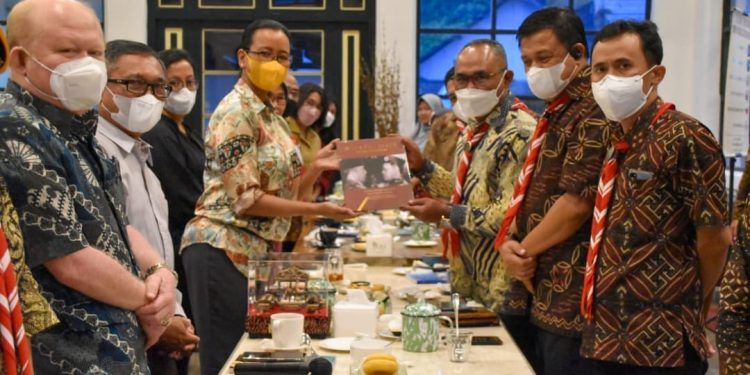 Pimpinan Kwarda DIY Ajak Kakak-Kakak dari Kwarda Jabar Bersantap Malam di Poenokawan Cafe Resto & Gallery