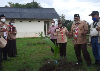 Pinsaka Taruna Bumi Tanam Bibit Kelapa Genjah di Buper Taman Tunas Wiguna Babarsari