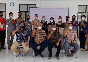 Para Pemenang Lomba Keaktifan Instagram #PramukaDIY Tahun 2021 Menerima Piala Penghargaan