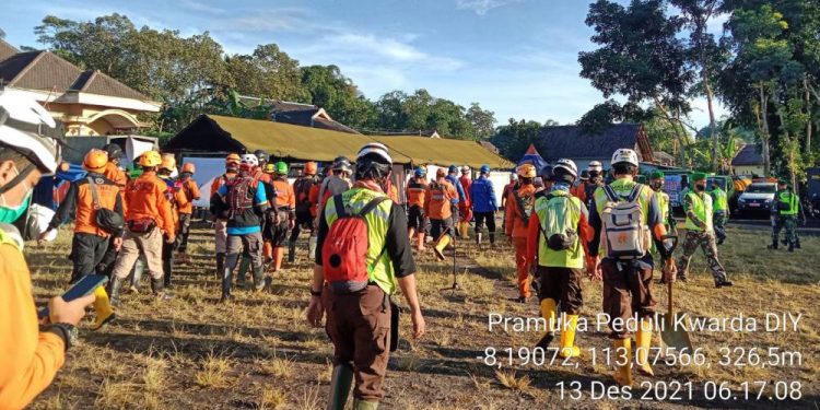 Bersama Tim Gabungan, Relawan Kwarda DIY Ikuti Operasi Pencarian Korban Erupsi Semeru di Curah Kobokan
