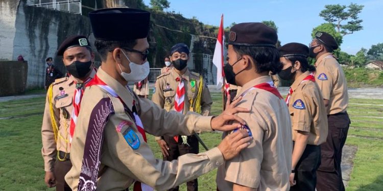 17 Tamu Racana Pramuka UIN Sunan Kalijaga Dikukuhkan sebagai Anggota di Tebing Breksi