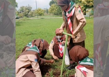 Penuh Semangat, Puluhan Anggota Saka Kalpataru Kulon Progo Membuat Biopori di Taman Wana Winulang