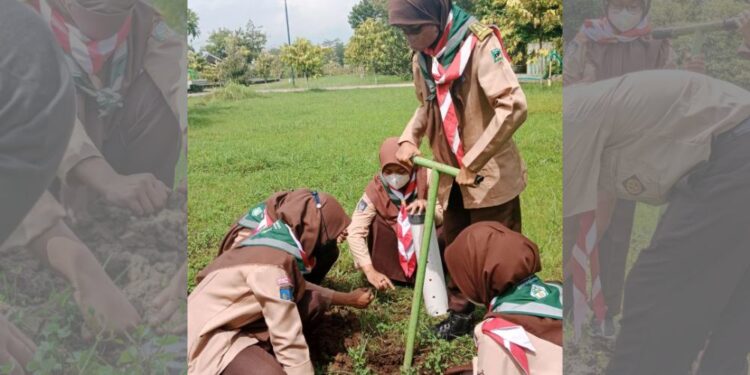 Penuh Semangat, Puluhan Anggota Saka Kalpataru Kulon Progo Membuat Biopori di Taman Wana Winulang