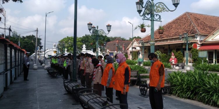 SMK N 5 Yogyakarta Ikuti Karya Bakti Lebaran Tahun 2022 di Simpang Empat Nol Kilometer