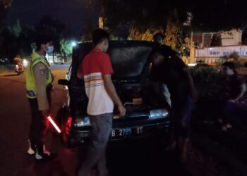 Petugas Posko Karya Bakti Lebaran Kwarran Seyegan Bantu Pengemudi Mobil yang Mogok
