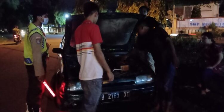 Petugas Posko Karya Bakti Lebaran Kwarran Seyegan Bantu Pengemudi Mobil yang Mogok