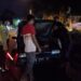 Petugas Posko Karya Bakti Lebaran Kwarran Seyegan Bantu Pengemudi Mobil yang Mogok