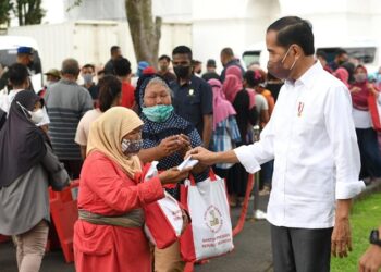 Karya Bakti Lebaran 2022, Presiden Joko Widodo Bagikan Sembako di Gedung Agung Yogyakarta