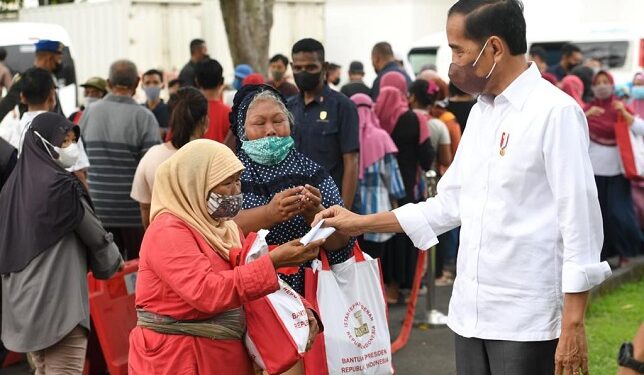 Karya Bakti Lebaran 2022, Presiden Joko Widodo Bagikan Sembako di Gedung Agung Yogyakarta
