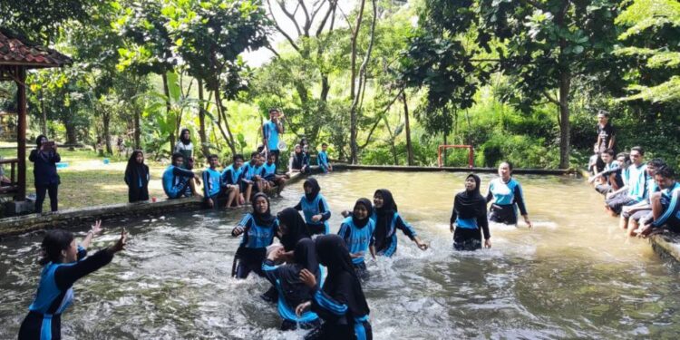 Pramuka SMK Negeri 2 Depok Selenggarakan Upgrading Dewan Ambalan di Desa Wisata Grogol