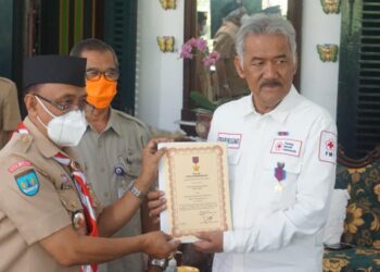 Kwarda DIY Sampaikan Penghargaan Lencana Karya Bakti kepada Ketua PMI dan Kepala Pelaksana BPBD