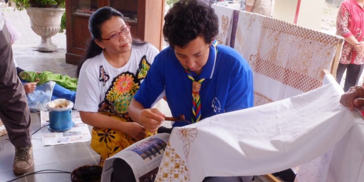 Pramuka Kaledonia Baru Belajar Membuat Batik dan Apem di Rintisan Kampung Pramuka Gunungketur