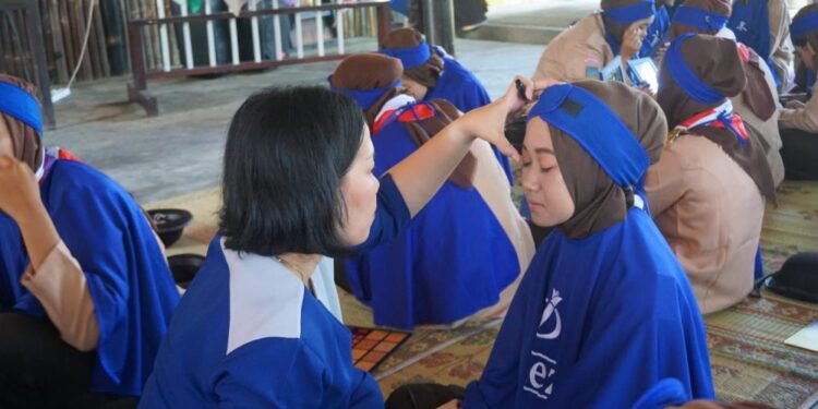 Puluhan Peserta Kemah Khusus Putri Kwarcab Sleman Tahun 2022 Antusias Ikuti Praktik Make Up