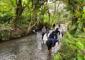 Saka Kalpataru Bersama Masyarakat Bersihkan Sungai di Rintisan Kampung Pramuka Grogol