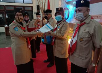 Tirakatan dan Ulang Janji Hari Pramuka ke-61, Kwarda DIY Sematkan 8 Tanda Penghargaan Lencana Pancawarsa