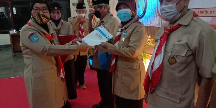 Tirakatan dan Ulang Janji Hari Pramuka ke-61, Kwarda DIY Sematkan 8 Tanda Penghargaan Lencana Pancawarsa